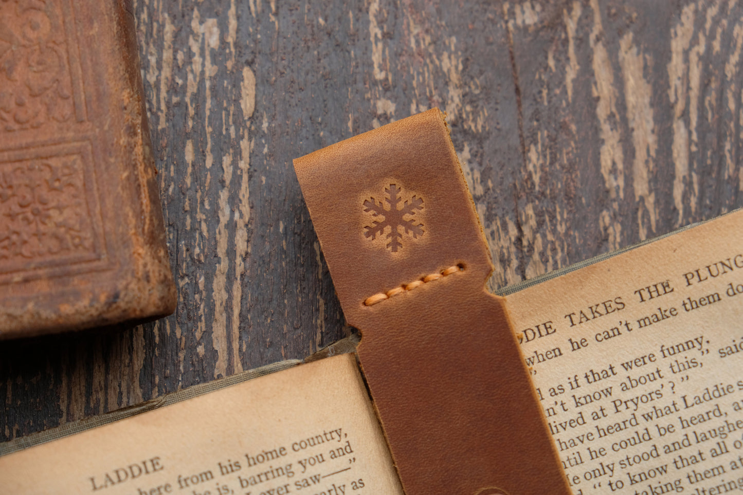 Feifeitech™ Personalized Leather Bookmark